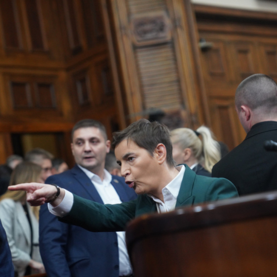 Brnabić o sramnom ponašanju opozicije: Nasilnim performansom sprečavaju usvajanje povećanja penzija i plata