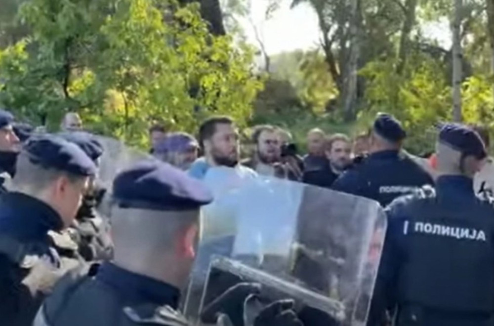 Ovako je opozicija pre dve godine pravila haos na Šodrošu; Rušili ogradu i bacali dimne bombe VIDEO