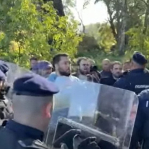 Ovako je opozicija pre dve godine pravila haos na Šodrošu; Rušili ogradu i bacali dimne bombe VIDEO