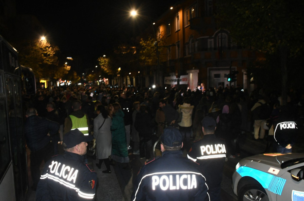 Haos na protestu u Tirani: Sukobi s policijom; Korišćeni suzavac i vodeni topovi FOTO/VIDEO