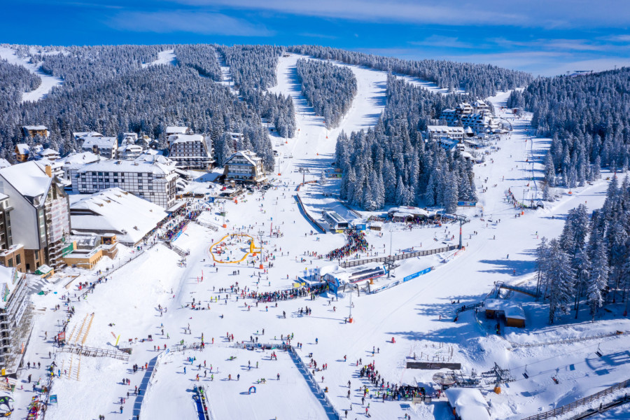 Kopaonik vrvi od turista: Više od 10.000 skijaša, a cene ski pasa ostale iste FOTO/VIDEO