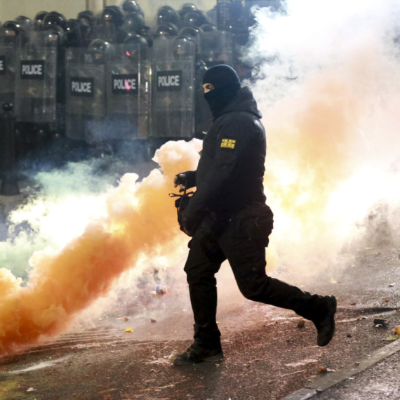 Ključa na ulicama Tbilisija: Vodeni topovi na ulicama, specijalci rasteruju demonstrante FOTO/VIDEO