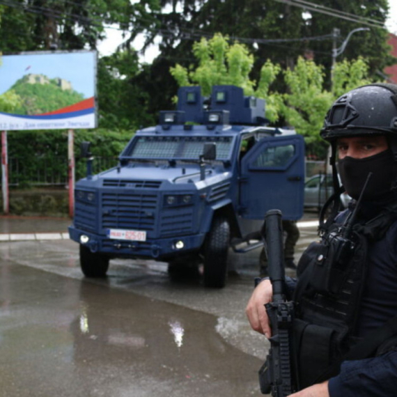 Specijalci tzv. kosovske policije upadaju i pretresaju u Zubinom Potok, čak i u kuće pogrešnih ljudi FOTO