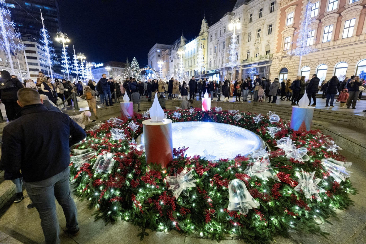 Počeo advent u Zagrebu: Gori 90 hiljada lampica, a ovo evo šta Hrvati kažu o cenama FOTO