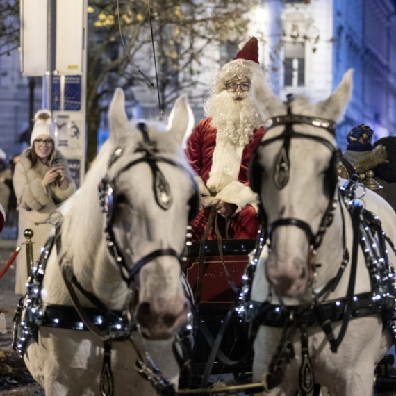 Počeo advent u Zagrebu: Gori 90 hiljada lampica, a ovo evo šta Hrvati kažu o cenama FOTO