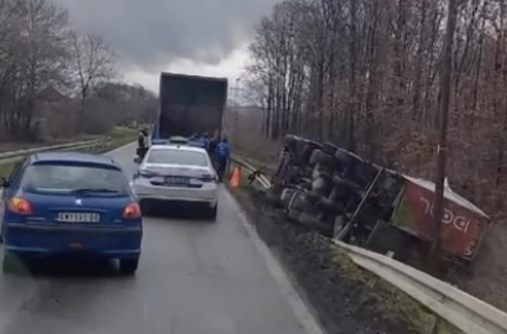 Kamion sleteo s puta i prevrnuo se u selu Bresnica FOTO