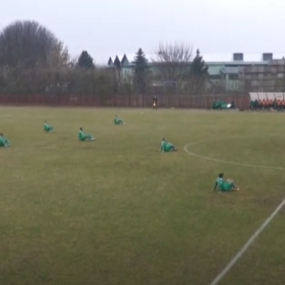 Meč počeo, igrači sede na terenu – fudbaleri Inđije ponovo poslali važnu poruku VIDEO