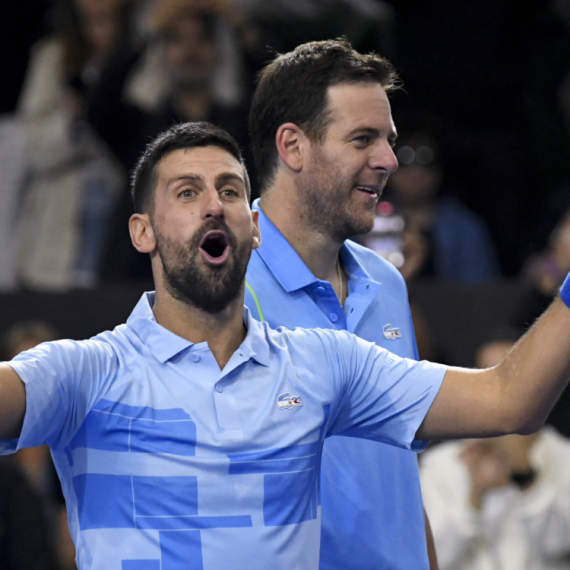 Grande Delpo – Novak mu uručio trofej, a on bez njega nije hteo da ga podigne VIDEO