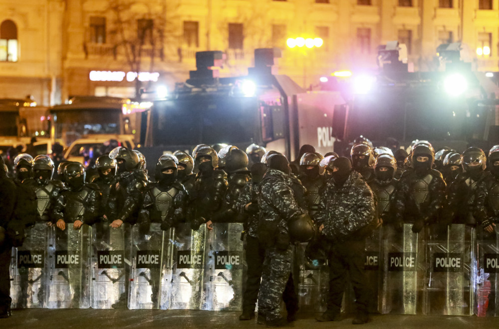 Haos u Gruziji: Policija razbila večerašnje proteste pred zgradom parlamenta FOTO/VIDEO