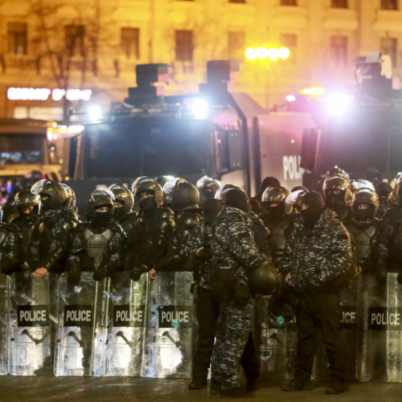 Haos u Gruziji: Policija razbila večerašnje proteste pred zgradom parlamenta