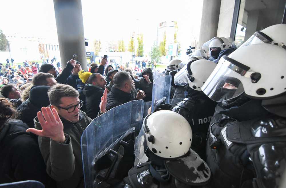 Pristalice opozicije razvaljuju vrata novosadske Skupštine; Nasrću na policiju; VIDEO/FOTO