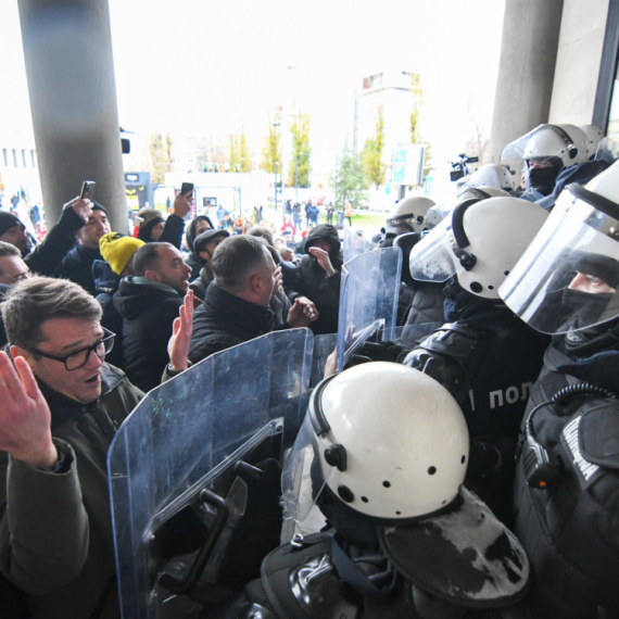 Pristalice opozicije razvaljuju vrata novosadske Skupštine; Nasrću na policiju; VIDEO/FOTO