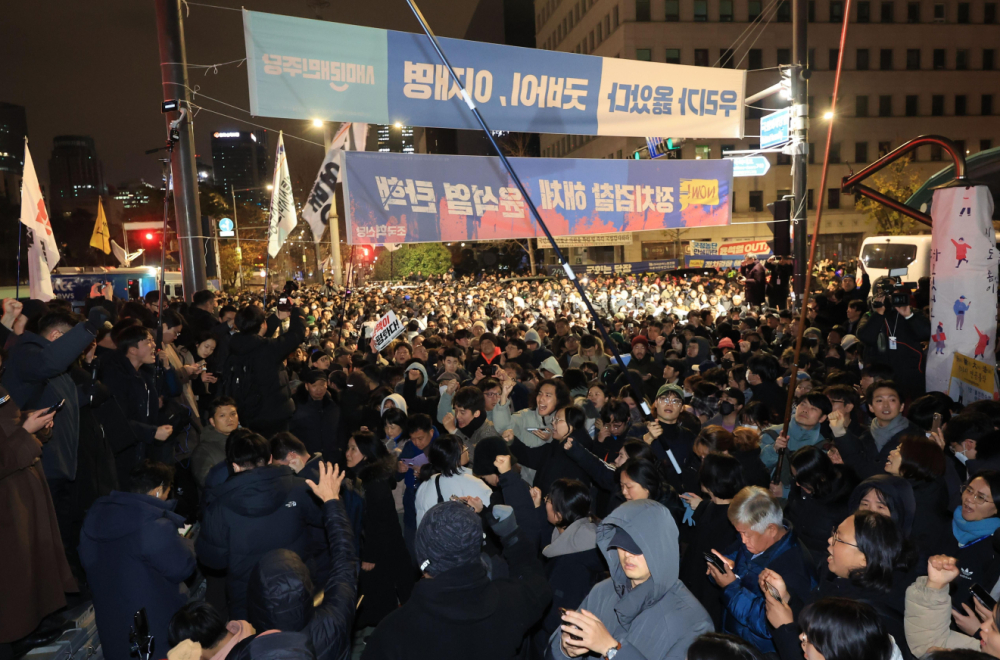 Južna Koreja u vanrednom stanju, demonstracije ispred parlamenta u Seulu