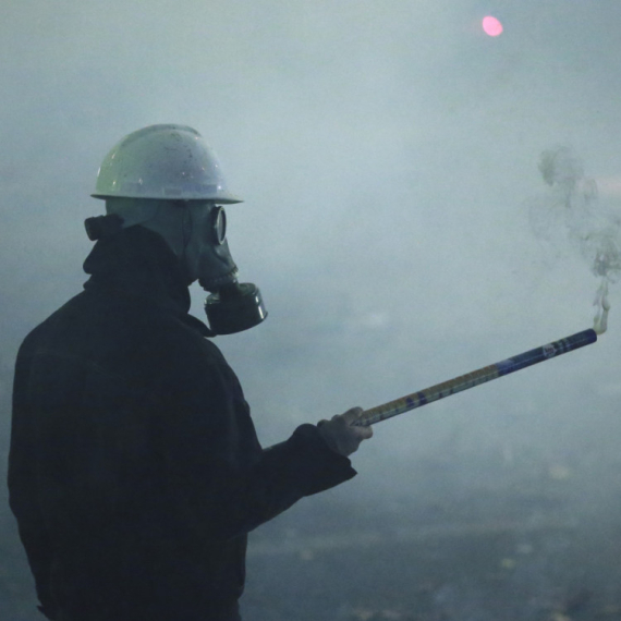 Gori prestonica: Policija gađa vodenim topovima iz parlamenta; Specijalci uleteli među demonstrante VIDEO