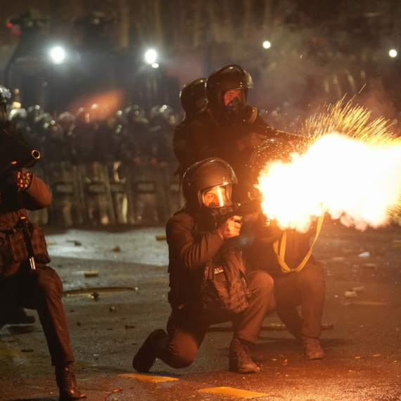 Gori prestonica: Policija gađa vodenim topovima iz parlamenta; Specijalci uleteli među demonstrante VIDEO