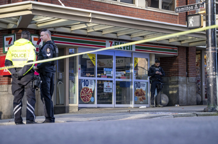 Dve osobe ranjene nožem u restoranu; Policija ubila napadača FOTO