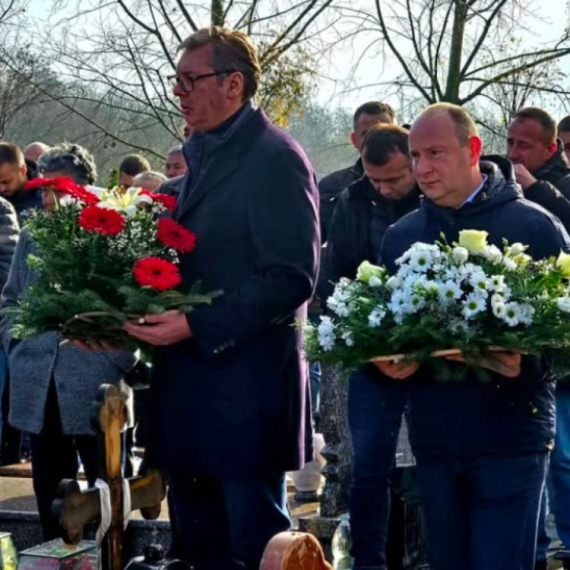 Vučić prisustvovao pomenu Nemanje Komara: Postaraću se da da stradali nikada ne budu zaboravljeni FOTO