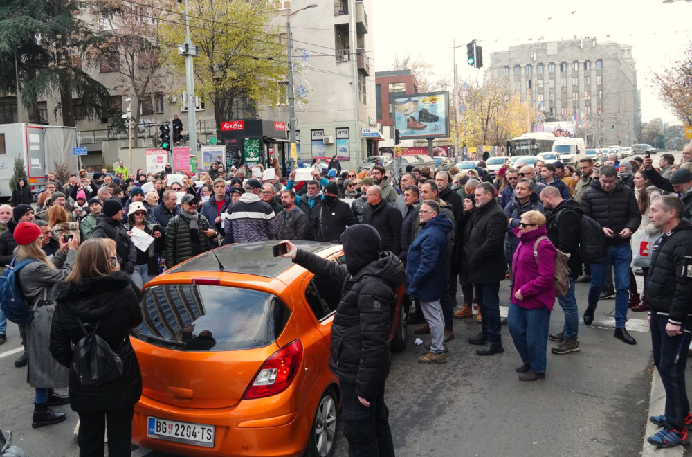 Doveli gologuzog Albanca da pozira ispred srpske svetinje, a danas podržavaju opozicione blokade FOTO