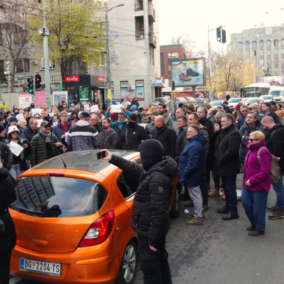 Doveli gologuzog Albanca da pozira ispred Srpske svetinje, a danas podržavaju opozicione blokade FOTO