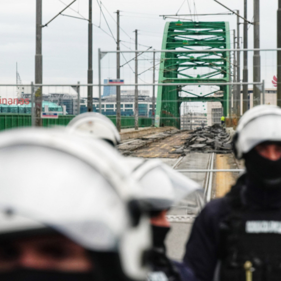 Opozicioni ekstemisti pozvali na rušilačke demonstracije: Krećemo u oslobađanje mosta VIDEO