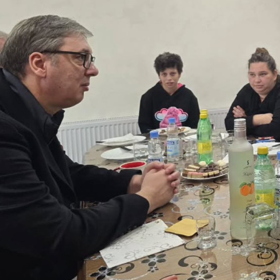 Vučić: Obećali smo pravdu i podršku porodicama stradalih; Uvek ću biti uz njih FOTO