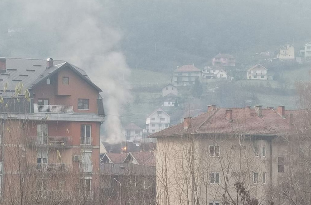 Zapalila se zgrada u Priboju: Stanari u panici izleteli napolje FOTO