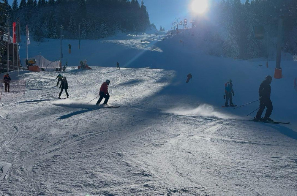 Preko 5.000 skijaša trenutno na ovoj planini, a najviše baš iz Srbije: Cene ostale iste FOTO