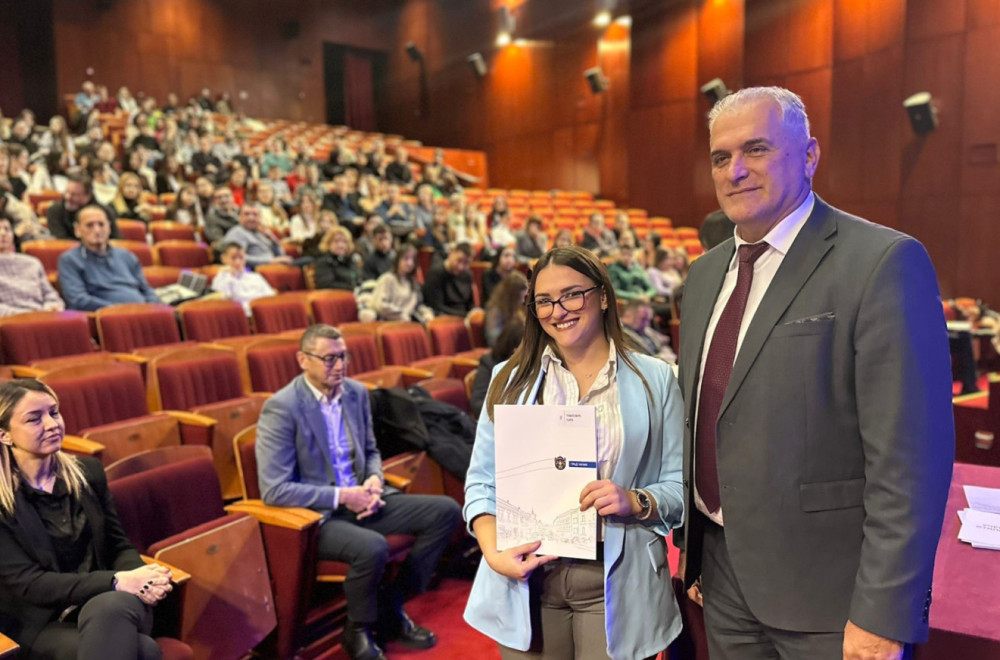 Grad Čačak nagradio svoje najbolje učenike i studente FOTO