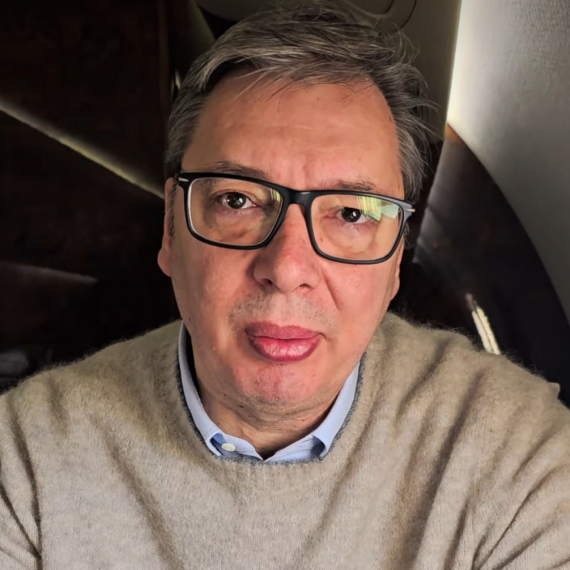 Vučić se obratio iz avion: Najavio predstavljanje plan za mlade u Srbiji