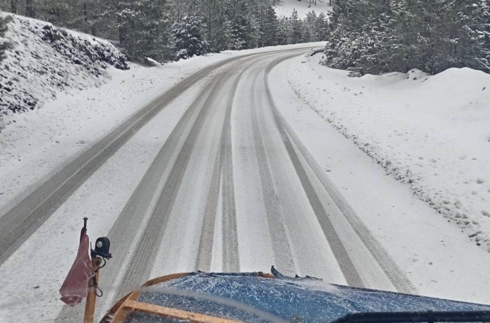 Karambol na Tari: Izvlače turiste, neprohodni putevi; Automobili sleteli s puta VIDEO