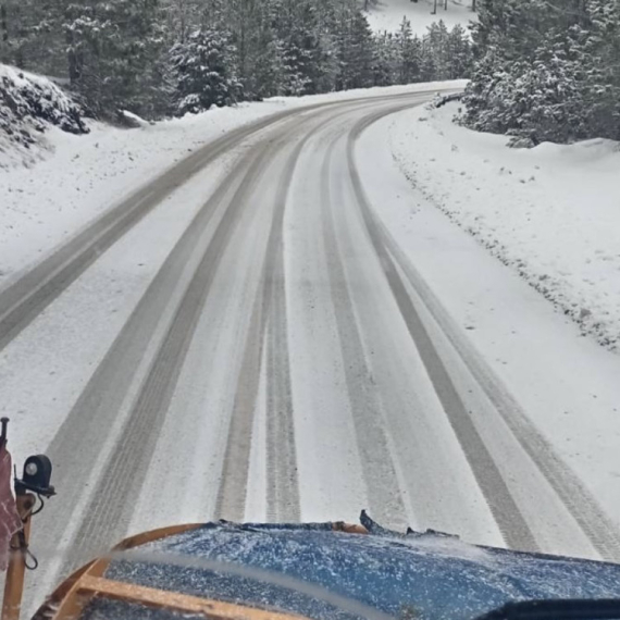 Karambol na Tari: Izvlače turiste, neprohodni putevi; Automobili sleteli s puta VIDEO