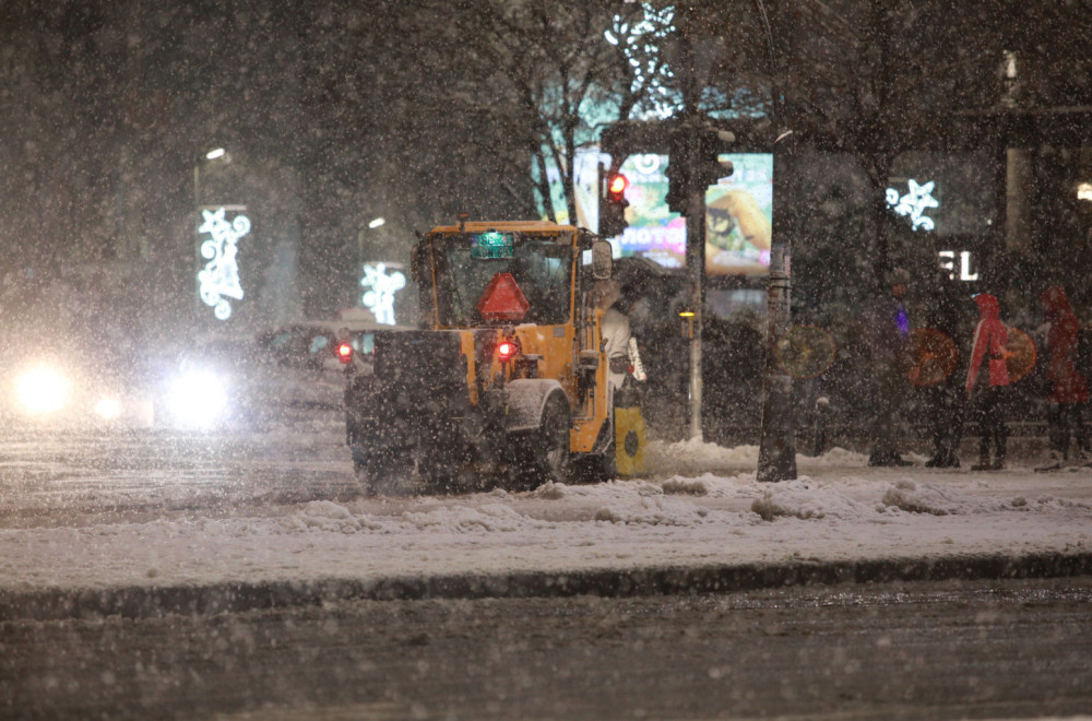 Satima veje; Totalni kolaps na putevima; Očekuje se novih 30 cm snega FOTO/VIDEO