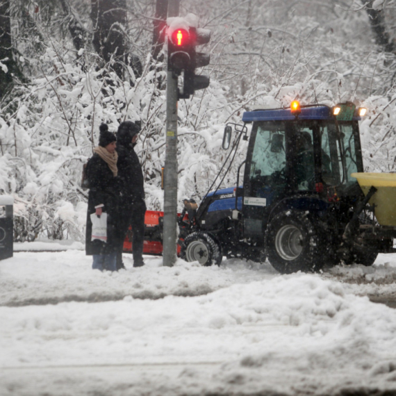 Prva žrtva nevremena; Pala bandera kod vrtića; Autobusi proklizavaju FOTO/VIDEO