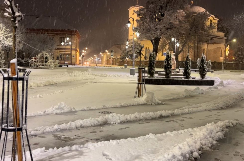 Čitave noći padao bez prestanka: Čačak okovan snegom FOTO