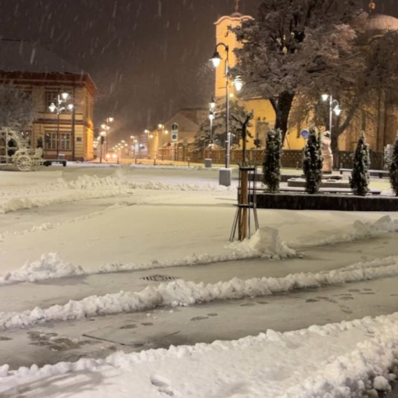 Čitave noći padao bez prestanka: Čačak okovan snegom FOTO