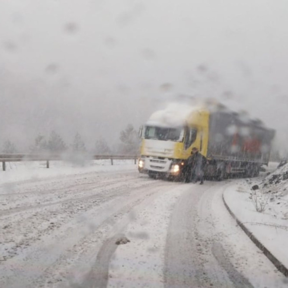 Mećava ne prestaje: Na putevima teška mehanizacija, napadalo još 10 cm snega FOTO