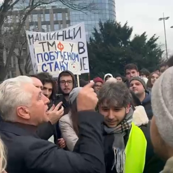 Poštari najavili štrajk, došli studenti i nastala je rasprava VIDEO