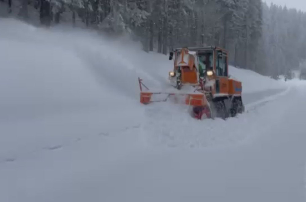 Srpska planina zavejana, sneg pada preko 20 sati; Teška borba putara, vozači ovuda ne krećite FOTO/VIDEO