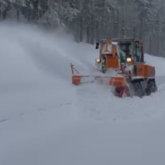 Srpska planina zavejana, sneg pada preko 20 sati; Teška borba putara, vozači ovuda ne krećite FOTO/VIDEO