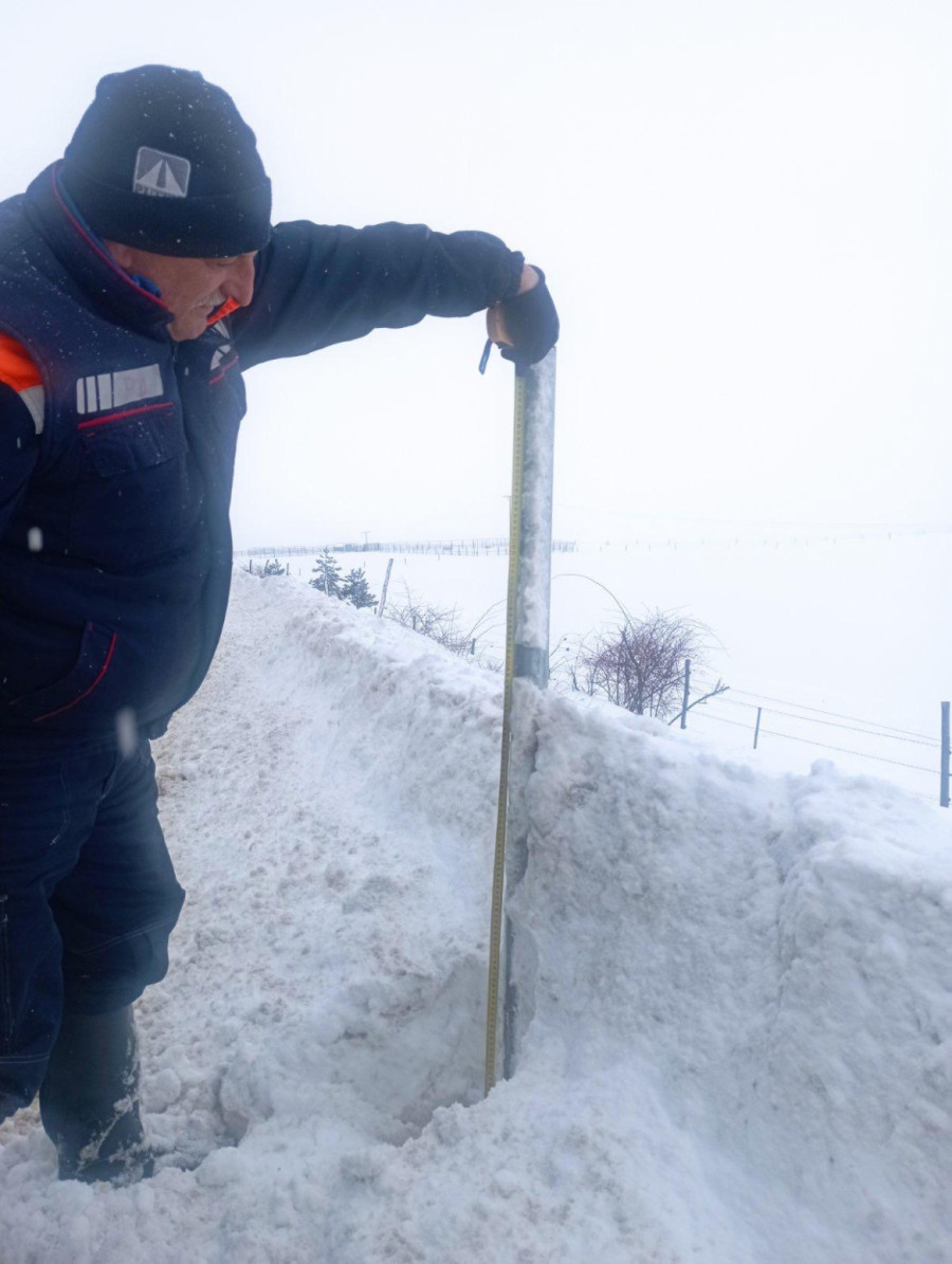 Srpska planina zavejana, sneg pada 20 sati; Teška borba putara, ovuda ne idite FOTO/VIDEO