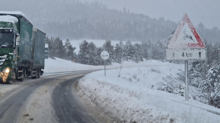 Srpska planina zavejana, sneg pada 20 sati; Teška borba putara, ovuda ne idite FOTO/VIDEO