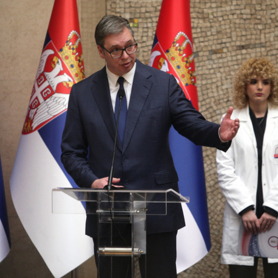 Vučić uručio ugovore o radu najboljim medicinarima; "Ponosan sam"