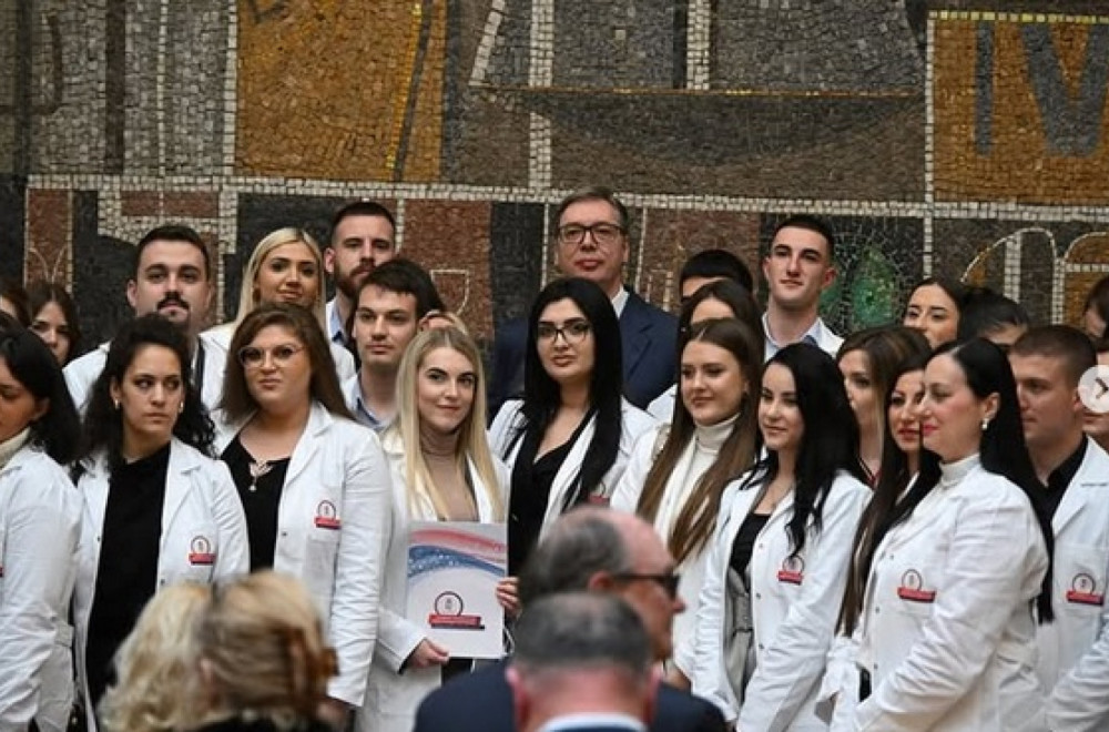 Vučić handed over employment contracts to the best medical students; Im proud PHOTO/VIDEO