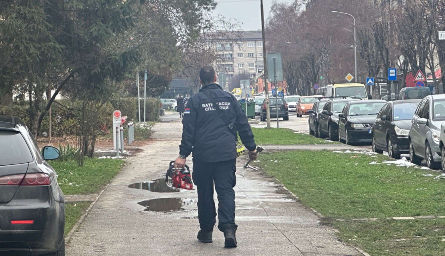 Veliki požar u Čačku: Goreo stan u zgradi FOTO