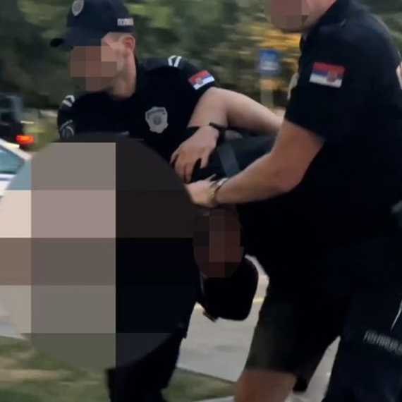 Drama u Novom Pazaru: Muškarac polomio dva zuba policajcu; U stanici napravio haos FOTO