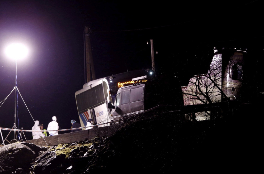 Tragedija u Norveškoj: Autobus upao u jezero; Ima poginulih FOTO