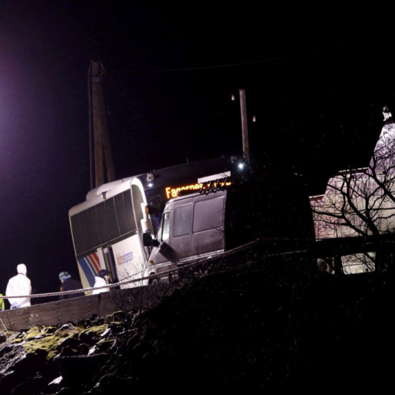 Tragedija u Norveškoj: Autobus upao u jezero; Ima poginulih FOTO