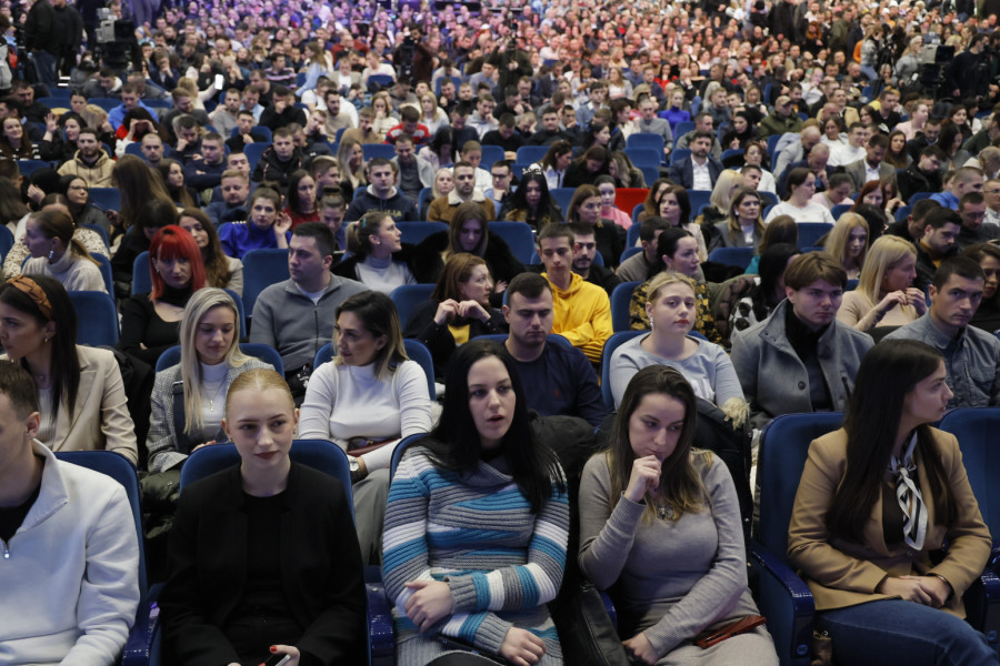 Vučić: Budućnost, a ne prošlost i ne samo za mlade FOTO