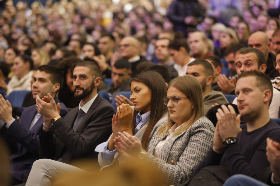 Vučić: Budućnost, a ne prošlost i ne samo za mlade FOTO