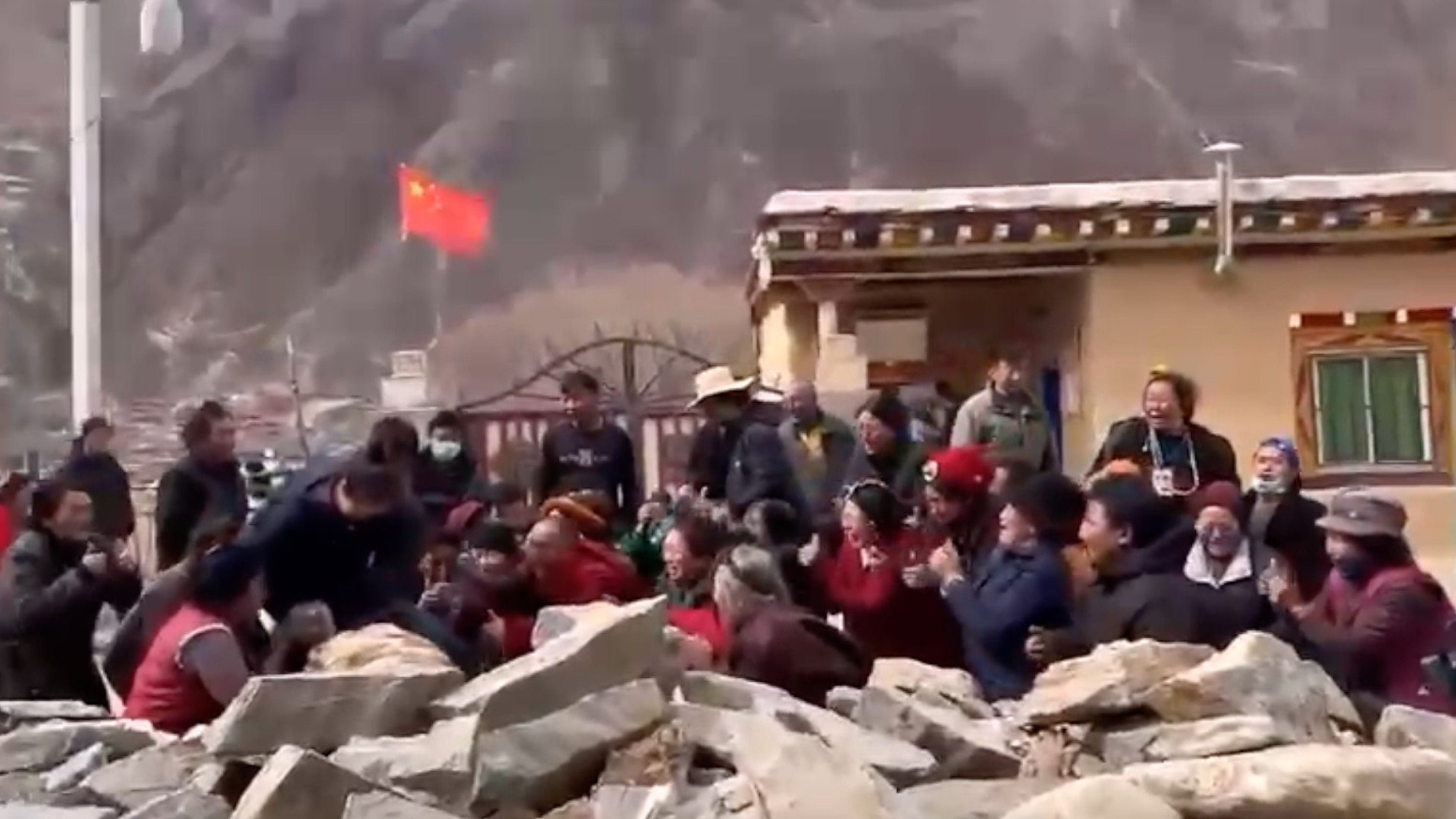 Watch: Residents in Xiba kneel and plead with officials to stop the dam